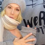 Nancy Brilli Instagram - #grigio . Può essere bellissimo, il grigio. Può essere anche divertente. Il grigio. Che se ci pensi è sempre stato sinonimo di moscio, loffo, tristanzuolo. Nono. Si può anche giocare, col grigio. Coccoloso o #sexy, a me piace da pazzi. E proprio perché il cemento, che pure mi piace, è così rigido, che addosso lo voglio sentire scivolare. Plùf. Cachemire @laurabiagiottiofficial basco tricot fatto a mano da @dani.cipriani6 #solocosebelle #instagram #instagood #attrice #artoftheday #donne