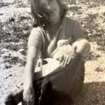Nancy Brilli Instagram - Mamma. La mia mamma. No, non sono parole che ho detto. 89 sono gli anni che avresti compiuto oggi. 50 da quando non ti ho vista più. Chissà dove sei, chissà se esiste un filo, un’energia che ci unisce. Non mi ricordo di te, la mia testa ti ha cancellato addirittura dai miei sogni, non avrei potuto sopportare la realtà. Mi ricordo della tua passione per la fotografia, e mi ritraevi spesso. Mi ricordo del tuo parlare tante lingue, imparate da autodidatta. Mi ricordo che neanche tu amavi cucinare, come me. In alcuni flash “vedo” una scena, anche nei più piccoli dettagli, ma te non appari, il ricordo si sfoca. È possibile che il trauma della perdita di un genitore si ripercuota su tutta un’esistenza? Pare di si. Mi sarebbe piaciuto condividere con te i miei successi, mio figlio, avere i tuoi consigli, raccontarci le sofferenze e i dolori. Mah. Quando me l’hanno detto, che non c’eri più, non ci ho creduto. Ho fatto gli esami di quinta elementare piangendo piano, avevo il fazzoletto di stoffa nella cartella verde, mi asciugavo il naso e gli occhi e scrivevo sul banco, in un grande silenzio. Ho voluto mostrarti a tutti i costi la pagella, mi hanno portato davanti alla tua tomba. Non ho quasi parlato più per un anno. Ho dovuto reimparare, col tempo comunicare è diventato il mio lavoro. Sei con me solo quando scrivo sui quadri che dipingo, ho smesso per dieci anni, voglio ricominciare. Ci sentiamo presto, in colori nuovi. Buon compleanno, mamma. È successo a qualcuno di rimuovere un ricordo ?