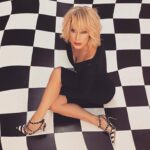 Nancy Brilli Instagram - Sera. Guardo da sotto in su, come i cuccioli. Certe volte fa bene mettersi al loro posto, come una mini Alice che vede il mondo enorme, un po’ stupita. Il venerdì ho spesso pensieri calmi, chissà perché. Ho voglia di pace, di rumori piccoli. Me ne sto laggiù, e ho imparato a starci anche bene. E dal mio pavimento della cucina stasera viene fuori un gioco di #scarpe nere, che mi piacciono. (Sto anche studiando come fare foto più belle per i social col corso di @nimabenati su @wid.academy , che non è uno sponsor ma l’ho proprio scelto). Fate bei sogni, stanotte . #keeponshining @chiarabonilapetiterobe @prada @renecaovilla @maisonvalentino @lesilla @versace