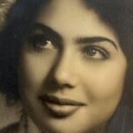 Nancy Brilli Instagram - Mamma. La mia mamma. No, non sono parole che ho detto. 89 sono gli anni che avresti compiuto oggi. 50 da quando non ti ho vista più. Chissà dove sei, chissà se esiste un filo, un’energia che ci unisce. Non mi ricordo di te, la mia testa ti ha cancellato addirittura dai miei sogni, non avrei potuto sopportare la realtà. Mi ricordo della tua passione per la fotografia, e mi ritraevi spesso. Mi ricordo del tuo parlare tante lingue, imparate da autodidatta. Mi ricordo che neanche tu amavi cucinare, come me. In alcuni flash “vedo” una scena, anche nei più piccoli dettagli, ma te non appari, il ricordo si sfoca. È possibile che il trauma della perdita di un genitore si ripercuota su tutta un’esistenza? Pare di si. Mi sarebbe piaciuto condividere con te i miei successi, mio figlio, avere i tuoi consigli, raccontarci le sofferenze e i dolori. Mah. Quando me l’hanno detto, che non c’eri più, non ci ho creduto. Ho fatto gli esami di quinta elementare piangendo piano, avevo il fazzoletto di stoffa nella cartella verde, mi asciugavo il naso e gli occhi e scrivevo sul banco, in un grande silenzio. Ho voluto mostrarti a tutti i costi la pagella, mi hanno portato davanti alla tua tomba. Non ho quasi parlato più per un anno. Ho dovuto reimparare, col tempo comunicare è diventato il mio lavoro. Sei con me solo quando scrivo sui quadri che dipingo, ho smesso per dieci anni, voglio ricominciare. Ci sentiamo presto, in colori nuovi. Buon compleanno, mamma. È successo a qualcuno di rimuovere un ricordo ?