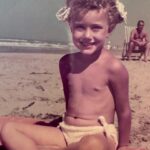 Nancy Brilli Instagram - Mamma. La mia mamma. No, non sono parole che ho detto. 89 sono gli anni che avresti compiuto oggi. 50 da quando non ti ho vista più. Chissà dove sei, chissà se esiste un filo, un’energia che ci unisce. Non mi ricordo di te, la mia testa ti ha cancellato addirittura dai miei sogni, non avrei potuto sopportare la realtà. Mi ricordo della tua passione per la fotografia, e mi ritraevi spesso. Mi ricordo del tuo parlare tante lingue, imparate da autodidatta. Mi ricordo che neanche tu amavi cucinare, come me. In alcuni flash “vedo” una scena, anche nei più piccoli dettagli, ma te non appari, il ricordo si sfoca. È possibile che il trauma della perdita di un genitore si ripercuota su tutta un’esistenza? Pare di si. Mi sarebbe piaciuto condividere con te i miei successi, mio figlio, avere i tuoi consigli, raccontarci le sofferenze e i dolori. Mah. Quando me l’hanno detto, che non c’eri più, non ci ho creduto. Ho fatto gli esami di quinta elementare piangendo piano, avevo il fazzoletto di stoffa nella cartella verde, mi asciugavo il naso e gli occhi e scrivevo sul banco, in un grande silenzio. Ho voluto mostrarti a tutti i costi la pagella, mi hanno portato davanti alla tua tomba. Non ho quasi parlato più per un anno. Ho dovuto reimparare, col tempo comunicare è diventato il mio lavoro. Sei con me solo quando scrivo sui quadri che dipingo, ho smesso per dieci anni, voglio ricominciare. Ci sentiamo presto, in colori nuovi. Buon compleanno, mamma. È successo a qualcuno di rimuovere un ricordo ?