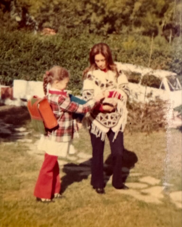 Nancy Brilli Instagram - Mamma. La mia mamma. No, non sono parole che ho detto. 89 sono gli anni che avresti compiuto oggi. 50 da quando non ti ho vista più. Chissà dove sei, chissà se esiste un filo, un’energia che ci unisce. Non mi ricordo di te, la mia testa ti ha cancellato addirittura dai miei sogni, non avrei potuto sopportare la realtà. Mi ricordo della tua passione per la fotografia, e mi ritraevi spesso. Mi ricordo del tuo parlare tante lingue, imparate da autodidatta. Mi ricordo che neanche tu amavi cucinare, come me. In alcuni flash “vedo” una scena, anche nei più piccoli dettagli, ma te non appari, il ricordo si sfoca. È possibile che il trauma della perdita di un genitore si ripercuota su tutta un’esistenza? Pare di si. Mi sarebbe piaciuto condividere con te i miei successi, mio figlio, avere i tuoi consigli, raccontarci le sofferenze e i dolori. Mah. Quando me l’hanno detto, che non c’eri più, non ci ho creduto. Ho fatto gli esami di quinta elementare piangendo piano, avevo il fazzoletto di stoffa nella cartella verde, mi asciugavo il naso e gli occhi e scrivevo sul banco, in un grande silenzio. Ho voluto mostrarti a tutti i costi la pagella, mi hanno portato davanti alla tua tomba. Non ho quasi parlato più per un anno. Ho dovuto reimparare, col tempo comunicare è diventato il mio lavoro. Sei con me solo quando scrivo sui quadri che dipingo, ho smesso per dieci anni, voglio ricominciare. Ci sentiamo presto, in colori nuovi. Buon compleanno, mamma. È successo a qualcuno di rimuovere un ricordo ?