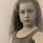 Nancy Brilli Instagram - Mamma. La mia mamma. No, non sono parole che ho detto. 89 sono gli anni che avresti compiuto oggi. 50 da quando non ti ho vista più. Chissà dove sei, chissà se esiste un filo, un’energia che ci unisce. Non mi ricordo di te, la mia testa ti ha cancellato addirittura dai miei sogni, non avrei potuto sopportare la realtà. Mi ricordo della tua passione per la fotografia, e mi ritraevi spesso. Mi ricordo del tuo parlare tante lingue, imparate da autodidatta. Mi ricordo che neanche tu amavi cucinare, come me. In alcuni flash “vedo” una scena, anche nei più piccoli dettagli, ma te non appari, il ricordo si sfoca. È possibile che il trauma della perdita di un genitore si ripercuota su tutta un’esistenza? Pare di si. Mi sarebbe piaciuto condividere con te i miei successi, mio figlio, avere i tuoi consigli, raccontarci le sofferenze e i dolori. Mah. Quando me l’hanno detto, che non c’eri più, non ci ho creduto. Ho fatto gli esami di quinta elementare piangendo piano, avevo il fazzoletto di stoffa nella cartella verde, mi asciugavo il naso e gli occhi e scrivevo sul banco, in un grande silenzio. Ho voluto mostrarti a tutti i costi la pagella, mi hanno portato davanti alla tua tomba. Non ho quasi parlato più per un anno. Ho dovuto reimparare, col tempo comunicare è diventato il mio lavoro. Sei con me solo quando scrivo sui quadri che dipingo, ho smesso per dieci anni, voglio ricominciare. Ci sentiamo presto, in colori nuovi. Buon compleanno, mamma. È successo a qualcuno di rimuovere un ricordo ?