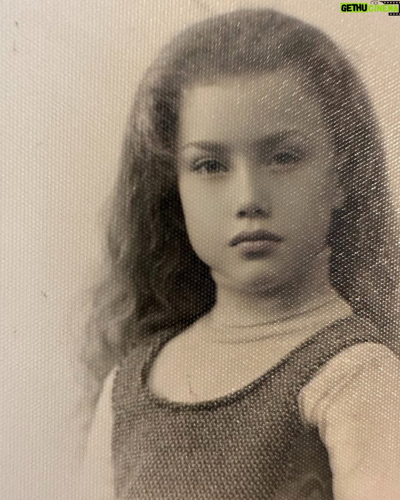 Nancy Brilli Instagram - Mamma. La mia mamma. No, non sono parole che ho detto. 89 sono gli anni che avresti compiuto oggi. 50 da quando non ti ho vista più. Chissà dove sei, chissà se esiste un filo, un’energia che ci unisce. Non mi ricordo di te, la mia testa ti ha cancellato addirittura dai miei sogni, non avrei potuto sopportare la realtà. Mi ricordo della tua passione per la fotografia, e mi ritraevi spesso. Mi ricordo del tuo parlare tante lingue, imparate da autodidatta. Mi ricordo che neanche tu amavi cucinare, come me. In alcuni flash “vedo” una scena, anche nei più piccoli dettagli, ma te non appari, il ricordo si sfoca. È possibile che il trauma della perdita di un genitore si ripercuota su tutta un’esistenza? Pare di si. Mi sarebbe piaciuto condividere con te i miei successi, mio figlio, avere i tuoi consigli, raccontarci le sofferenze e i dolori. Mah. Quando me l’hanno detto, che non c’eri più, non ci ho creduto. Ho fatto gli esami di quinta elementare piangendo piano, avevo il fazzoletto di stoffa nella cartella verde, mi asciugavo il naso e gli occhi e scrivevo sul banco, in un grande silenzio. Ho voluto mostrarti a tutti i costi la pagella, mi hanno portato davanti alla tua tomba. Non ho quasi parlato più per un anno. Ho dovuto reimparare, col tempo comunicare è diventato il mio lavoro. Sei con me solo quando scrivo sui quadri che dipingo, ho smesso per dieci anni, voglio ricominciare. Ci sentiamo presto, in colori nuovi. Buon compleanno, mamma. È successo a qualcuno di rimuovere un ricordo ?