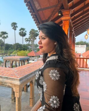 Nancy Jennifer Instagram - Pattu padava 🤩 #pattupadava #kanniraindakadhalanai #thennilavu #reelstagram #instagramreels #reels #reelkarofeelkaro #reelitfeelit #reelindia #reelit