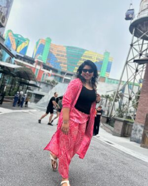Nancy Jennifer Instagram - Had extreme fun watching #Gilli movie @kamalacinemas_official .. The audience were fantastic. Even in the second week of the release ❤️❤️❤️ Thank you makkalae for all the love. A big thanks to @actorvijay Anna 🥰. Also #Dharani sir and #AmRathnam sir. Special thanks to @vishnu_kamal and Chidambaram sir from #KamalaCinemas for taking me up the stage to feel the love from the amazing audience. Definitely a lifetime experience. #gilli #ghillirerelease #ghilli #thalapathy #thalapathivijay #ghillibuvi #bhuvi #buvi #ghillithangachi #ghillilove