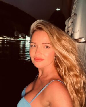 Nanda Ziegler Instagram - Canção do exílio 🇧🇷 

Minha terra tem palmeiras,
Onde canta o Sabiá;
As aves, que aqui gorjeiam,
Não gorjeiam como lá.

Nosso céu tem mais estrelas,
Nossas várzeas têm mais flores,
Nossos bosques têm mais vida,
Nossa vida mais amores.

Em cismar, sozinho, à noite,
Mais prazer encontro eu lá;
Minha terra tem palmeiras,
Onde canta o Sabiá.

Minha terra tem primores,
Que tais não encontro eu cá;
Em cismar — sozinho, à noite —
Mais prazer encontro eu lá;
Minha terra tem palmeiras,
Onde canta o Sabiá.

Não permita Deus que eu morra,
Sem que eu volte para lá;
Sem que desfrute os primores
Que não encontro por cá;
Sem qu’inda aviste as palmeiras,
Onde canta o Sabiá.

Antonio Gonçalves Dias  #poems