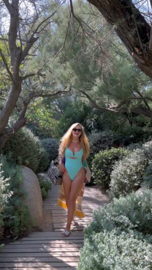 Nanda Ziegler Instagram - Vacation mode on!! 🦋