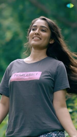 Nandana Rajan Instagram - കേൾക്കുന്തോറും ഇഷ്ടം കൂടി കൂടി വരുന്ന എന്തോ ഒരു Magic ഈ പാട്ടിൽ ഉണ്ട് . 

Here the video is, 

“ മുന്നിൽ രണ്ട് ചെമ്പരത്തി  മിണ്ടി നിക്കണ് “ 

 ഭഗവാൻ ദാസന്റെ രാമ രാജ്യത്തിലെ രണ്ടാമത്തെ Song .

Please do watch it and share with all . 

#TheMovieBDR #Bhagavan_Dasante_Ramarajyam #CharacterPoster #movietime #soon #cinema #love

@bhagavan_dasante_ramarajyam 
@rasheedparambil @raisonkalladayil @robinreels_productions @vishnu_sivasankar @saregamamalayalam @abhaya_shihab @akshay_radhakrishnan @nandanaa_rajan
@irshadaliofficial @manikandan_pattambi @prasant_murali @vasisht_vasu @varun_dhara @febin_sidhath @shihab_ongallur @kr._midhun @rajeevpillath @kishan_sreebal @vishal_viswanathan_ @gijoygeorge @dileep.mohan @parappu__ @actor_afsal @dhinil_babu @gandharvponnu @arunkvaniyamkulam @sona_rajeev @shalimarashi @syamsasikumar_94 @roshna.ann.roy @mubashir_photostories @shamnad_mattaya_ @vishnu_balakrishnann @bhasker_aravind @harikrishnan_sharu @soorajsanthosh @roshn @roshna.ann.roy
@agneya_femina @obscura_entertainment 
@nandanaa_rajan @narasimhaswamy_ @jamsheer_op @midhlaj_dudezz @anoopanughil  @bhagavan_dasante_ramarajyam @sathyanprabhapuram @daazuu_dipin @syam_s_jude @niyasbackerva @_iam_sandy_ @pranav.mohan1990 @saran_panicker @udayakumar_rajendran
@mohananswathy
@sudev.ps
@pattambi_chandran
@santhosh.puthsn.73
@santhoshram