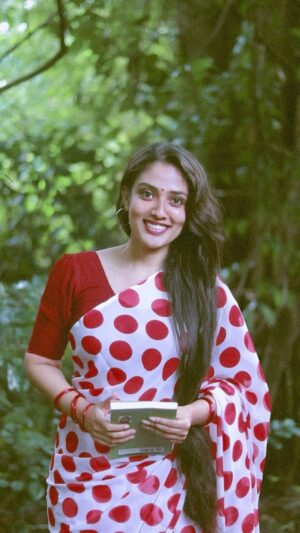 Nandana Rajan Instagram - മാധവി ❤️

നീർമാതളം പൂക്കുന്നത് കേവലം ഒരാഴ്ചക്കാലത്തിനു വേണ്ടിയാണ്. .പുതുമഴയുടെ സുഗന്ധം മണ്ണിൽനിന്ന് ഉയർന്നാൽ നീർമാതളം പൂക്കുന്നു...

VC : @amal_ranjan 

#neermathalam #retro #backtolife