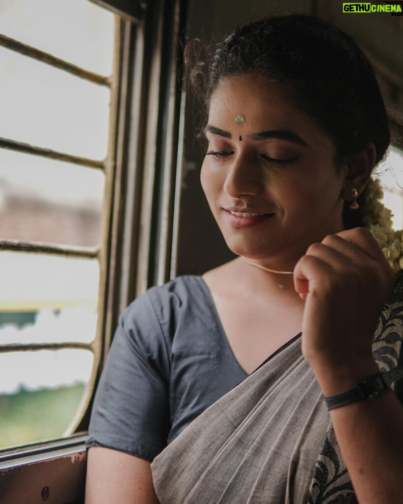 Nandhini Madesh Instagram - Captured by @wordless.emotion Makeover by @pearl_glitzmakeover #ivalnandhini #ival #nandhini #portrait #photooftheday #photography #portraitphotography #train #emotion