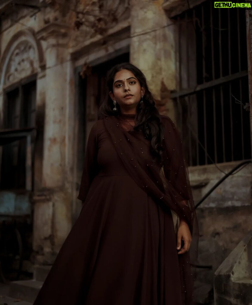 Nandhini Madesh Instagram - தங்க தாமரை மகளே🪷 @ivalnandhini MUA @noormakeup_mehndi Outfit @_gina_couture . . . . #photooftheday #picoftheday #photographerlife #picoftheday #portraitphotography #streetstyle #streetphotography #traditional #blacksheep #youtuber #ivalnandhini #fashionshoot #vibes #vintagestyle #instagood #indianwear #instadaily #likeforlikes #potraitshoot