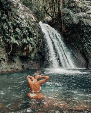 Nani Trinidade Instagram - 1,2 ou 3 ? Je savais pas laquelle choisir. Et toi laquelle aurais-tu choisi ? 
#guadeloupeislands #pinkybloom #cascade #naturephotography