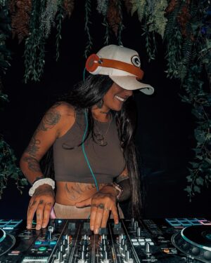 Nani Trinidade Instagram - Be proud of who you are 🙏🏾 #dj #music #djette #sxm #proud