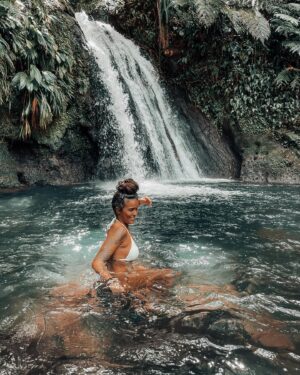 Nani Trinidade Instagram - 1,2 ou 3 ? Je savais pas laquelle choisir. Et toi laquelle aurais-tu choisi ? 
#guadeloupeislands #pinkybloom #cascade #naturephotography