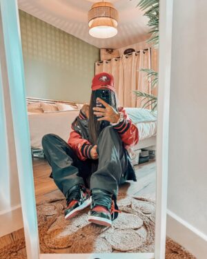 Nani Trinidade Instagram - OUTFIT DAY , RED BLACK 
1,2,3 laquelle vous choisirez ? 

Shoes 👟 : Air Jordan 1 High OG Patent 
Pantalon 👖 : @thenorthfacefr 
Haut : @neweraeurope 
Casquette 🧢 : @neweraeurope 
#brandidentity #outfitinspiration #sunnyday #redblack #airdjordan