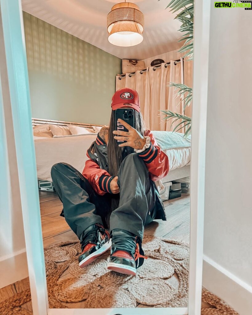 Nani Trinidade Instagram - OUTFIT DAY , RED BLACK 1,2,3 laquelle vous choisirez ? Shoes 👟 : Air Jordan 1 High OG Patent Pantalon 👖 : @thenorthfacefr Haut : @neweraeurope Casquette 🧢 : @neweraeurope #brandidentity #outfitinspiration #sunnyday #redblack #airdjordan