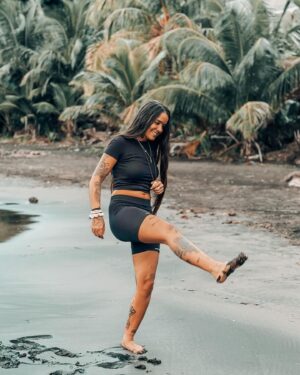 Nani Trinidade Instagram - La découverte des plages de sable noir 🌋. Savez-vous pourquoi le sable de la plage des bananiers est noir ? 
#guadeloupe #971 #antilles #plage #sablenoir