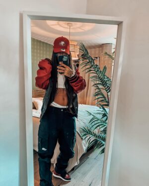 Nani Trinidade Instagram - OUTFIT DAY , RED BLACK 
1,2,3 laquelle vous choisirez ? 

Shoes 👟 : Air Jordan 1 High OG Patent 
Pantalon 👖 : @thenorthfacefr 
Haut : @neweraeurope 
Casquette 🧢 : @neweraeurope 
#brandidentity #outfitinspiration #sunnyday #redblack #airdjordan