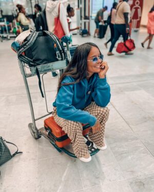 Nani Trinidade Instagram - Certains diront Nani fait une coloration à tes cheveux, t’es vieille 👵 et je leur répondrais s’accepter soi-même et être au naturel et la plus belle chose qu’on puisse faire pour avoir confiance en soi. 😝 Laissez-moi avec mes cheveux blancs 👩🏾‍🦳 !! 😂🙄