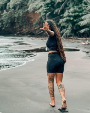 Nani Trinidade Instagram - La découverte des plages de sable noir 🌋. Savez-vous pourquoi le sable de la plage des bananiers est noir ? 
#guadeloupe #971 #antilles #plage #sablenoir