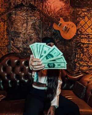 Nani Trinidade Instagram - Put your money in your pocket 💰😌 
Thanks @creatorindustry pour cette belle soirée ! #creatornight #creatorindustry #moneypullup #dollars #mafianight
