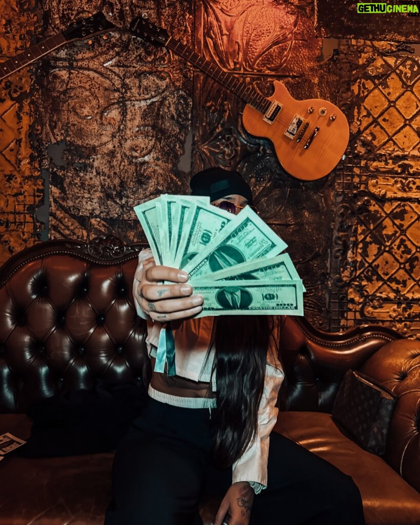 Nani Trinidade Instagram - Put your money in your pocket 💰😌 Thanks @creatorindustry pour cette belle soirée ! #creatornight #creatorindustry #moneypullup #dollars #mafianight