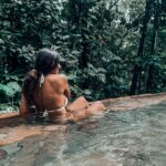 Nani Trinidade Instagram - 📍Le bain des amours, Guadeloupe. Un bassin en forme de cœur plongé dans la nature, une eau à plus de 30 degrés chauffée par le volcan 🌋 la Soufrière qui se trouve tout près d’ici. On était seul au monde 🌍 #guadeloupe #baindesamours #paradiseisland #bainchaud