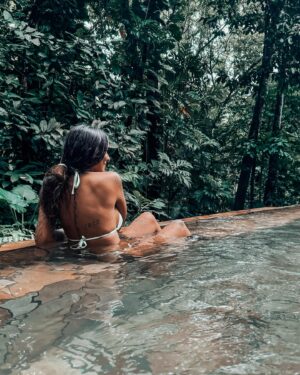 Nani Trinidade Instagram - 📍Le bain des amours, Guadeloupe. 

Un bassin en forme de cœur plongé dans la nature, une eau à plus de 30 degrés chauffée par le volcan 🌋 la Soufrière qui se trouve tout près d’ici. 
On était seul au monde 🌍 
#guadeloupe #baindesamours #paradiseisland #bainchaud