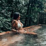 Nani Trinidade Instagram - 📍Le bain des amours, Guadeloupe. Un bassin en forme de cœur plongé dans la nature, une eau à plus de 30 degrés chauffée par le volcan 🌋 la Soufrière qui se trouve tout près d’ici. On était seul au monde 🌍 #guadeloupe #baindesamours #paradiseisland #bainchaud