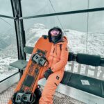 Nani Trinidade Instagram - Un coup de tête et je me retrouve à la montagne avec @nini_bz , c’est partit pour glisser avec ma magnifique planche de chez @venosc.sports.les.2.alpes 🏂 ! Je vous envoie les vidéos au plus vite. A whim and I find myself in the mountains with my friend off to slide with my beautiful board from @venosc.sports.les.2.alpes . I will send you the videos as soon as possible. #2alpes #deuxalpes #snowboarding