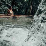 Nani Trinidade Instagram - 📍Le bain des amours, Guadeloupe. Un bassin en forme de cœur plongé dans la nature, une eau à plus de 30 degrés chauffée par le volcan 🌋 la Soufrière qui se trouve tout près d’ici. On était seul au monde 🌍 #guadeloupe #baindesamours #paradiseisland #bainchaud