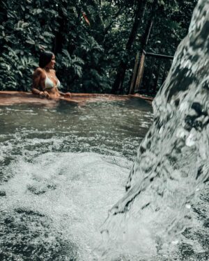 Nani Trinidade Instagram - 📍Le bain des amours, Guadeloupe. 

Un bassin en forme de cœur plongé dans la nature, une eau à plus de 30 degrés chauffée par le volcan 🌋 la Soufrière qui se trouve tout près d’ici. 
On était seul au monde 🌍 
#guadeloupe #baindesamours #paradiseisland #bainchaud