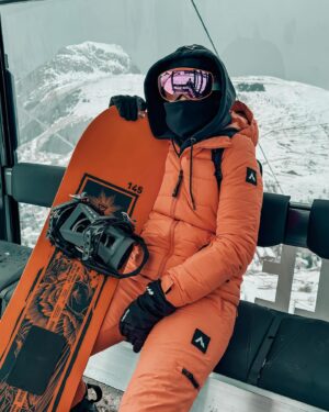 Nani Trinidade Instagram - Un coup de tête et je me retrouve à la montagne avec @nini_bz , c’est partit pour glisser avec ma magnifique planche de chez @venosc.sports.les.2.alpes 🏂 ! Je vous envoie les vidéos au plus vite.

A whim and I find myself in the mountains with my friend off to slide with my beautiful board from @venosc.sports.les.2.alpes . I will send you the videos as soon as possible.

 #2alpes #deuxalpes #snowboarding