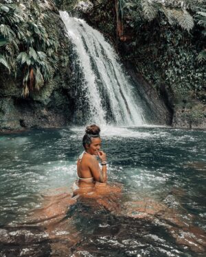 Nani Trinidade Instagram - 1,2 ou 3 ? Je savais pas laquelle choisir. Et toi laquelle aurais-tu choisi ? 
#guadeloupeislands #pinkybloom #cascade #naturephotography