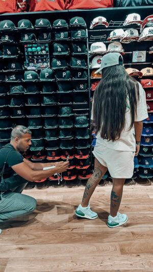 Nani Trinidade Instagram - Qui dit Paris dit petit passage obligatoire chez @neweraeurope @comoveragency #brandidentity #newera #nba