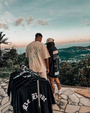 Nani Trinidade Instagram - Une journée riche en créativité. 
- itv 
- Shooting 
- collection 
Retrouvez les collections sur mon site bebravestore.fr #brand #oversize #load #availablenow