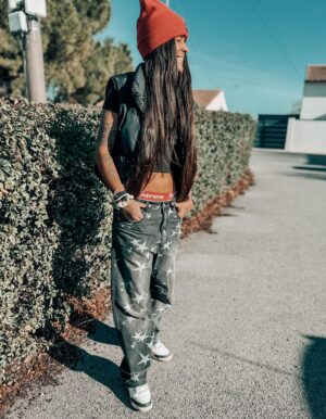 Nani Trinidade Instagram - Je suis toujours indécise dans les photos que je vais poster. Vous choisirez laquelle vous?  La 1 ou la 2 ? #brandidentity #bebravestore #outfitinspiration #sunnyday #supreme #newera #jordan