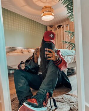 Nani Trinidade Instagram - OUTFIT DAY , RED BLACK 
1,2,3 laquelle vous choisirez ? 

Shoes 👟 : Air Jordan 1 High OG Patent 
Pantalon 👖 : @thenorthfacefr 
Haut : @neweraeurope 
Casquette 🧢 : @neweraeurope 
#brandidentity #outfitinspiration #sunnyday #redblack #airdjordan