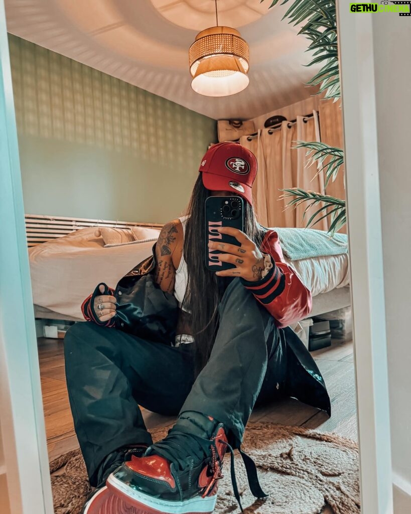 Nani Trinidade Instagram - OUTFIT DAY , RED BLACK 1,2,3 laquelle vous choisirez ? Shoes 👟 : Air Jordan 1 High OG Patent Pantalon 👖 : @thenorthfacefr Haut : @neweraeurope Casquette 🧢 : @neweraeurope #brandidentity #outfitinspiration #sunnyday #redblack #airdjordan