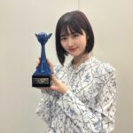 Nanoka Hara Instagram - 第十八回声優アワード 新人声優賞を頂きました。 恐れ多い気持ちでいっぱいですが、右も左も分からなかった私を沢山支えて下さったすずめの戸締まりチームの皆さんに取らせて頂いた賞だと思っています。作品を愛してくださった皆様、本当にありがとうございます。
