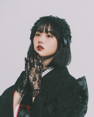 Nanoka Hara Instagram - 前撮りPart2
どうしても黒のお着物にヘッドドレスを付けて撮りたくて…！！
好きな系統で撮影できて幸せ🥹

これからは、もっともっと自分の好きなものを見つけていきたいです。20歳の目標！

そして明日は、写真集オンラインイベント！
年が明けてすぐに皆様とお話しできるなんて凄く嬉しい。楽しみですね🫶 

撮影📸@hof.tokyo さん
衣装👘@sweet_pea0113 さん