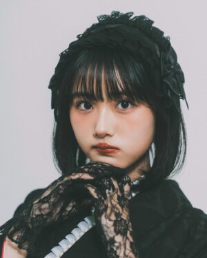Nanoka Hara Instagram - 前撮りPart2
どうしても黒のお着物にヘッドドレスを付けて撮りたくて…！！
好きな系統で撮影できて幸せ🥹

これからは、もっともっと自分の好きなものを見つけていきたいです。20歳の目標！

そして明日は、写真集オンラインイベント！
年が明けてすぐに皆様とお話しできるなんて凄く嬉しい。楽しみですね🫶 

撮影📸@hof.tokyo さん
衣装👘@sweet_pea0113 さん