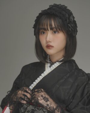 Nanoka Hara Instagram - 前撮りPart2
どうしても黒のお着物にヘッドドレスを付けて撮りたくて…！！
好きな系統で撮影できて幸せ🥹

これからは、もっともっと自分の好きなものを見つけていきたいです。20歳の目標！

そして明日は、写真集オンラインイベント！
年が明けてすぐに皆様とお話しできるなんて凄く嬉しい。楽しみですね🫶 

撮影📸@hof.tokyo さん
衣装👘@sweet_pea0113 さん