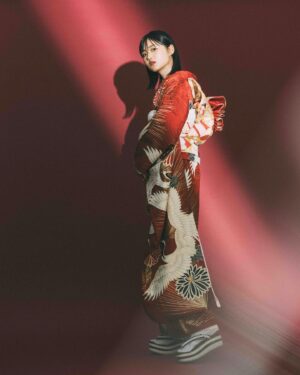 Nanoka Hara Instagram - 本日は、成人の日。
新成人の皆様、おめでとうございます！！
今まで支えて下さった沢山の方に感謝です。
ハタチの原もよろしくお願い致します🙇‍♂️

撮影📸 @hof.tokyo さん
衣装👘 @sweet_pea0113 さん