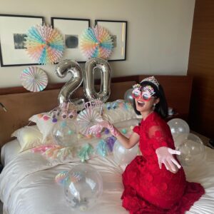 Nanoka Hara Instagram - 2023年、大変お世話になりました。

今年は、人生初めての海外で映画祭に参加させて頂いたり、写真集を出したり、髪の毛を役でバッサリ切ったり、やってみたかったお仕事をやらせて頂けたり、皆様とお会いする機会も作れたり…

沢山の夢が叶った年でした！！

今まで、年末になるとあちこちで聞こえてくる、1年が一瞬で終わる、という感覚が全く分からなかったのですが、今年は始めてあっという間だったなと感じました。笑

去年よりも忙しく、日々充実した1年を過ごす事が出来て感無量です！いつも応援して下さる皆様のお陰です。ありがとうございました︎☺︎

来年はよりバージョンアップした原をお見せできる様頑張ります✊

皆様、良いお年をお迎え下さい！

写真は20歳の誕生日祝って貰った時の🫶
