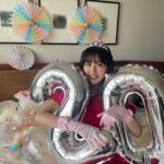 Nanoka Hara Instagram - 2023年、大変お世話になりました。 今年は、人生初めての海外で映画祭に参加させて頂いたり、写真集を出したり、髪の毛を役でバッサリ切ったり、やってみたかったお仕事をやらせて頂けたり、皆様とお会いする機会も作れたり… 沢山の夢が叶った年でした！！ 今まで、年末になるとあちこちで聞こえてくる、1年が一瞬で終わる、という感覚が全く分からなかったのですが、今年は始めてあっという間だったなと感じました。笑 去年よりも忙しく、日々充実した1年を過ごす事が出来て感無量です！いつも応援して下さる皆様のお陰です。ありがとうございました︎☺︎ 来年はよりバージョンアップした原をお見せできる様頑張ります✊ 皆様、良いお年をお迎え下さい！ 写真は20歳の誕生日祝って貰った時の🫶