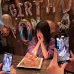 Nanoka Hara Instagram - 2023年、大変お世話になりました。 今年は、人生初めての海外で映画祭に参加させて頂いたり、写真集を出したり、髪の毛を役でバッサリ切ったり、やってみたかったお仕事をやらせて頂けたり、皆様とお会いする機会も作れたり… 沢山の夢が叶った年でした！！ 今まで、年末になるとあちこちで聞こえてくる、1年が一瞬で終わる、という感覚が全く分からなかったのですが、今年は始めてあっという間だったなと感じました。笑 去年よりも忙しく、日々充実した1年を過ごす事が出来て感無量です！いつも応援して下さる皆様のお陰です。ありがとうございました︎☺︎ 来年はよりバージョンアップした原をお見せできる様頑張ります✊ 皆様、良いお年をお迎え下さい！ 写真は20歳の誕生日祝って貰った時の🫶
