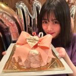 Nanoka Hara Instagram - 2023年、大変お世話になりました。 今年は、人生初めての海外で映画祭に参加させて頂いたり、写真集を出したり、髪の毛を役でバッサリ切ったり、やってみたかったお仕事をやらせて頂けたり、皆様とお会いする機会も作れたり… 沢山の夢が叶った年でした！！ 今まで、年末になるとあちこちで聞こえてくる、1年が一瞬で終わる、という感覚が全く分からなかったのですが、今年は始めてあっという間だったなと感じました。笑 去年よりも忙しく、日々充実した1年を過ごす事が出来て感無量です！いつも応援して下さる皆様のお陰です。ありがとうございました︎☺︎ 来年はよりバージョンアップした原をお見せできる様頑張ります✊ 皆様、良いお年をお迎え下さい！ 写真は20歳の誕生日祝って貰った時の🫶