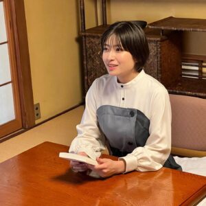 Nao Minamisawa Instagram - 発売が近づいてきました📚
わたしの落語愛が詰まったエッセイ集
『今日も寄席に行きたくなって』

今日はさまざまな媒体の方に、取材していただきました✍️

11月1日(水)新潮社より刊行。
お楽しみに！

#落語 #寄席 #今日も寄席に行きたくなって #新潮社